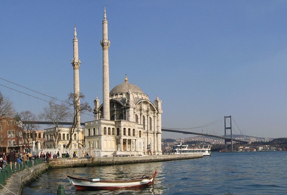 1280px-Ortakoey_Istanbul_Bosporusbruecke_Mrz2005 2